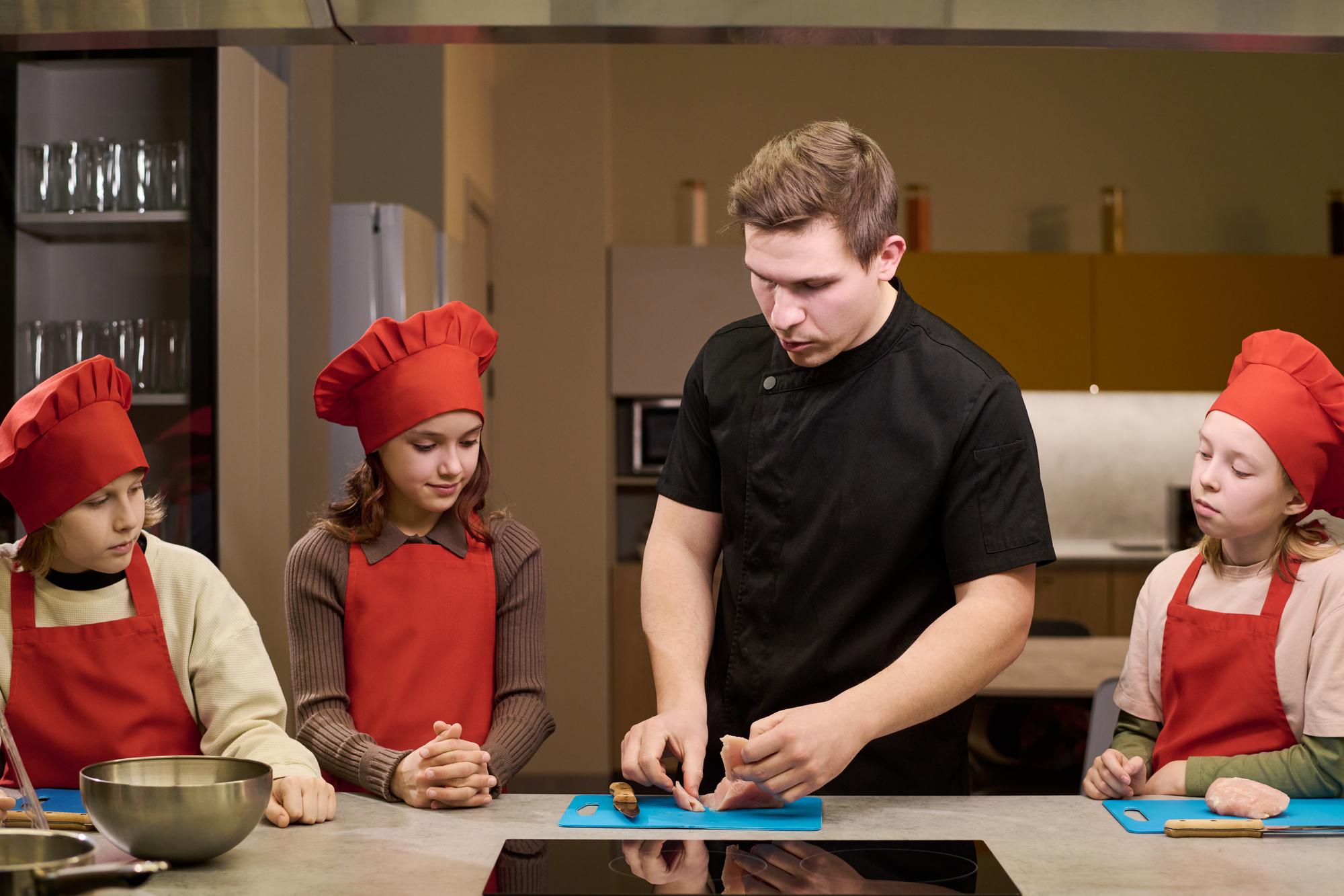 Insegnante che mostra una tecnica di cucina