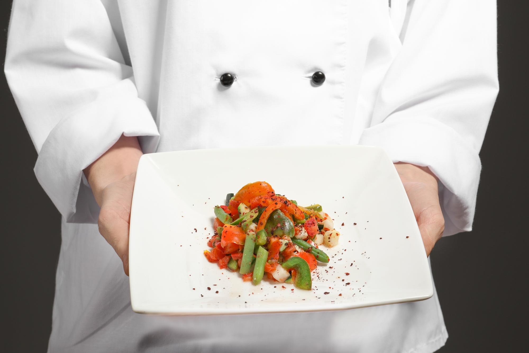 Chef che prepara un piatto semplice